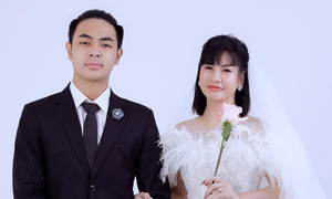 Cát Phượng bật khóc khi con trai trả tiền để mua một ngày ở nhà của mẹ