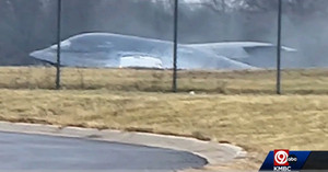 Máy bay ném bom gãy càng đáp, căn cứ không quân Mỹ tê liệt