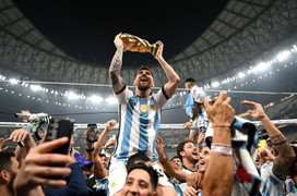 Messi khoe cúp khiến dân mạng dậy sóng, lập ngay kỷ lục