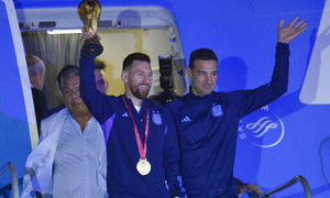 Messi cầm cúp xuống máy bay, triệu người Argentina thức xuyên đêm chào đón