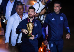 Trực tiếp: Messi rước cúp trở về, đội tuyển Argentina diễu hành giữa biển người