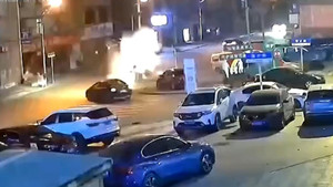 Tài xế châm điếu thuốc, ô tô nổ tung nóc xe bay lên không trung