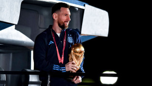 Cúp vô địch World Cup 2022 Messi mang về Argentina chỉ là bản sao