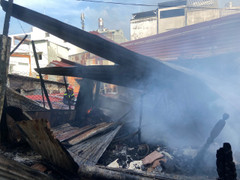 TP.HCM: Nhà trọ trong hẻm cháy dữ dội, nhiều người ôm tài sản tháo chạy