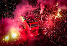 Biển người chào đón tuyển Maroc trở về sau chiến công lịch sử