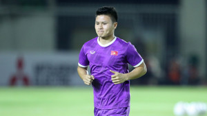 Quang Hải chấn thương, rời sân sớm trong trận gặp Lào