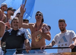 Thủ môn Argentina ôm búp bê hình Mbappe khiến dân mạng dậy sóng