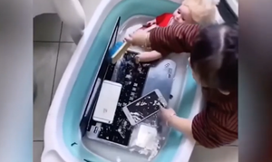 Phụ huynh 'khóc thét' khi con gái tắm cho máy tính