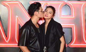 Ngô Thanh Vân được chồng trẻ hôn trên thảm đỏ phim 'Thanh Sói'