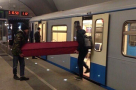 Tròn mắt trước những cảnh tượng khó hiểu đến kỳ quặc xuất hiện ở ga tàu điện