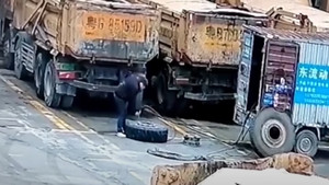 Lốp xe phát nổ, người đàn ông bị hất văng lên không trung