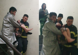 Cứu 11 người thoát khỏi đám cháy chung cư ở Hà Nội