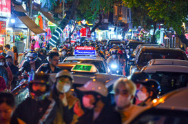 Đường Hà Nội ùn tắc 'không lối thoát' trong đêm Giáng sinh