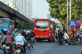 CSGT Hà Nội hóa trang ghi hình xe khách 'rùa bò' đại náo trước bến xe Mỹ Đình