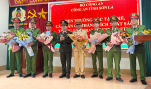 Thưởng nóng ban chuyên án bắt được kẻ vận chuyển ma túy, dùng súng chống công an