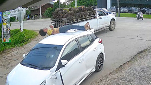 Tông mạnh vào ô tô, người đi xe máy bị hất văng lên nóc xe