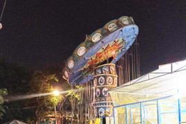 Đu quay ở TP.HCM bất ngờ bị nghiêng, nhiều trẻ khóc thét vì hoảng