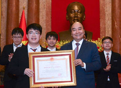 10 học sinh thi Olympic quốc tế được nhận huân chương Lao động hạng Nhì