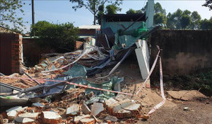 Nam thanh niên lái máy xúc phá sập 2 nhà dân ở Bình Phước