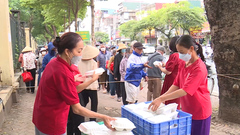 Người phụ nữ 20 năm phát cơm từ thiện