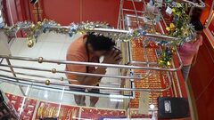 Kẻ cướp bị ‘mắc kẹt’ trong tiệm vàng có hành động không ngờ