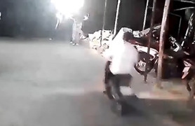 Không làm chủ tốc độ, thanh niên phi thẳng xe máy xuống sông