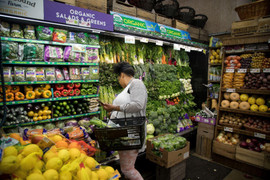 Lạm phát khiến giới triệu phú Mỹ cũng phải chi tiêu dè sẻn