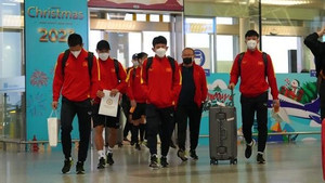 Vừa đại thắng Malaysia, ĐT Việt Nam lập tức bay sang Singapore từ sáng sớm
