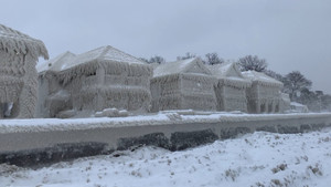 Hàng loạt ngôi nhà bị 'chôn vùi' trong băng tuyết ở Mỹ