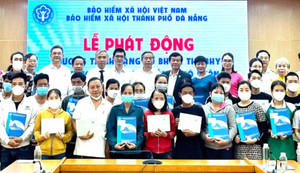 Niềm vui của người nghèo Đà Nẵng được tặng sổ BHXH, thẻ BHYT