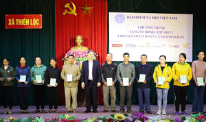 Ấm lòng chương trình tặng sổ BHXH, thẻ BHYT ở Hà Tĩnh
