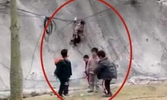 Dân mạng kinh hãi trước cảnh bé trai chơi xích đu bằng dây điện trên đường