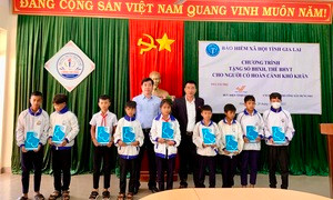 Trao tặng 144 thẻ bảo hiểm y tế cho học sinh khó khăn ở Gia Lai