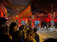 Cháy cửa hàng giày dép 2 tầng ở chợ Ninh Hiệp, Bắc Ninh