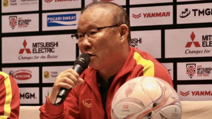 HLV Park Hang Seo: 'Tôi đã nhắc nhở Văn Hậu về lối chơi nguy hiểm'