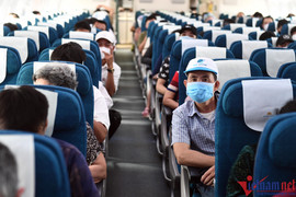 Vé máy bay Tết vẫn 'sốt nóng', hàng không tìm cách hạ nhiệt