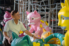 Bên trong xưởng tạo hình linh vật cho đường hoa Nguyễn Huệ ở TP.HCM