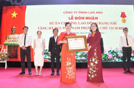 Bà Nguyễn Nam Phương nhận Huân chương Lao động hạng Nhì