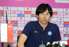 HLV Singapore mong đội nhà làm khó được tuyển Việt Nam