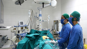 Thủng dạ dày vì thói quen ăn uống thiếu khoa học