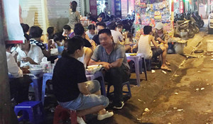 Dân còn thản nhiên ngồi ăn bên đống rác, bao giờ Hà Nội mới sạch, văn minh?