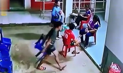 Thanh niên ngã chổng vó vì lấy nhầm ghế 2 chân