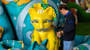 Khám phá xưởng tạo hình linh vật Mèo cho đường hoa Nguyễn Huệ