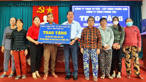 Trao tặng thẻ BHYT cho người người dân nghèo dịp cuối năm