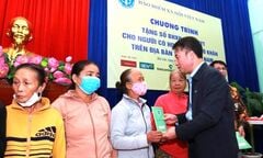 Tặng 16.000 sổ BHXH, gần 120 nghìn thẻ bảo hiểm y tế cho người dân khó khăn