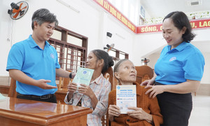 Quảng Nam: Tặng sổ BHXH, thẻ BHYT cho người dân có hoàn cảnh khó khăn