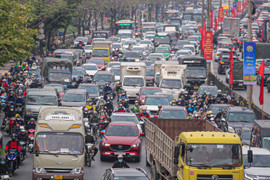 Người dân đổ về quê nghỉ Tết, cửa ngõ Hà Nội ùn tắc kéo dài