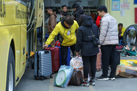Người dân lỉnh kỉnh đồ đạc rời Thủ đô dịp nghỉ Tết dương lịch