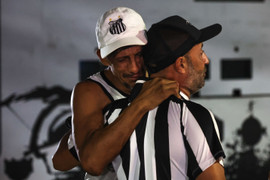 CĐV rơi nước mắt khóc thương Pele trước cổng bệnh viện