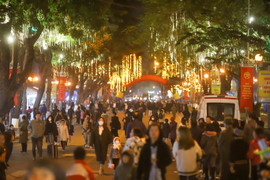 Người Hà Nội háo hức dạo phố đi bộ Trần Nhân Tông trong ngày khai trương